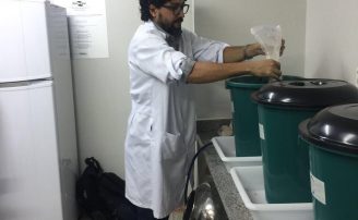 Produtor em treinamento no Laboratório de Bactérias Entomopatogênicas (LBE) da Embrapa - Foto: Rose Monnerat
